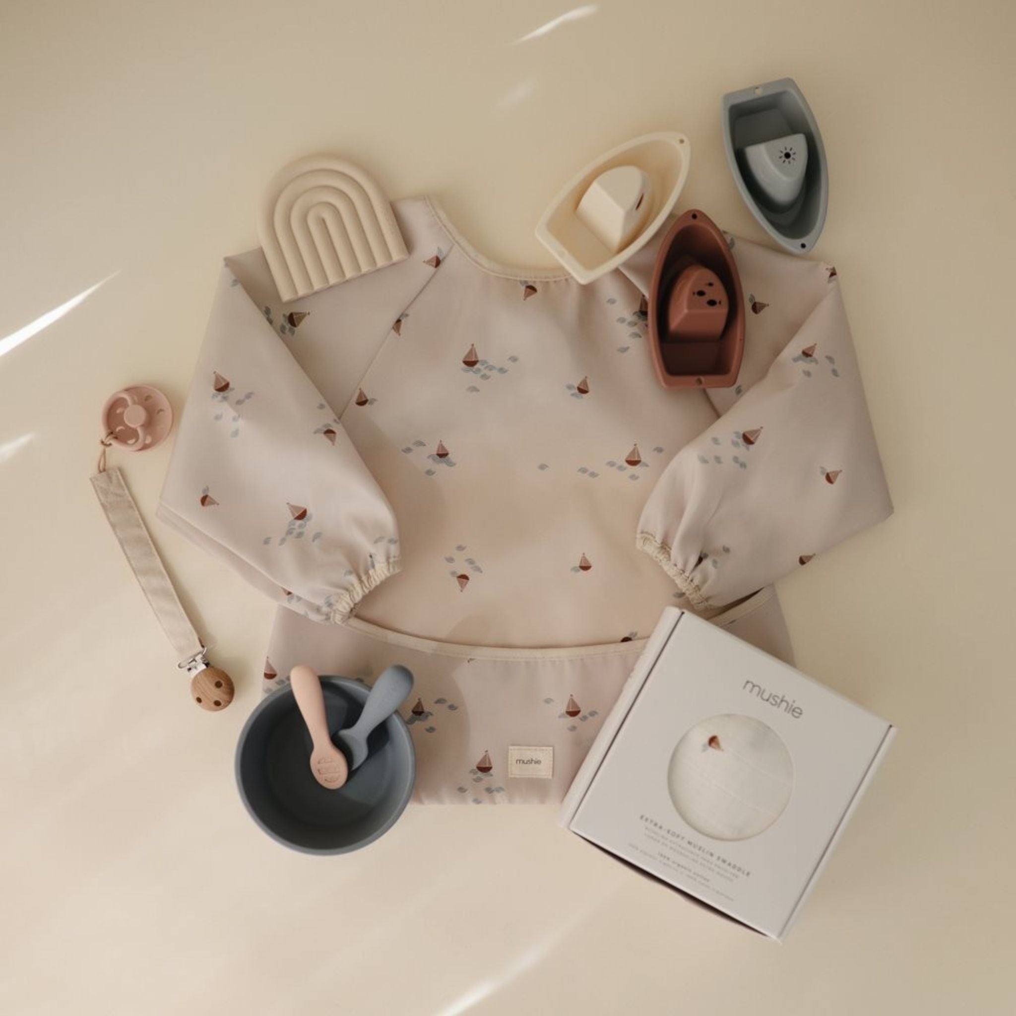 Bavoir manches longues imperméable Mushie Bateaux