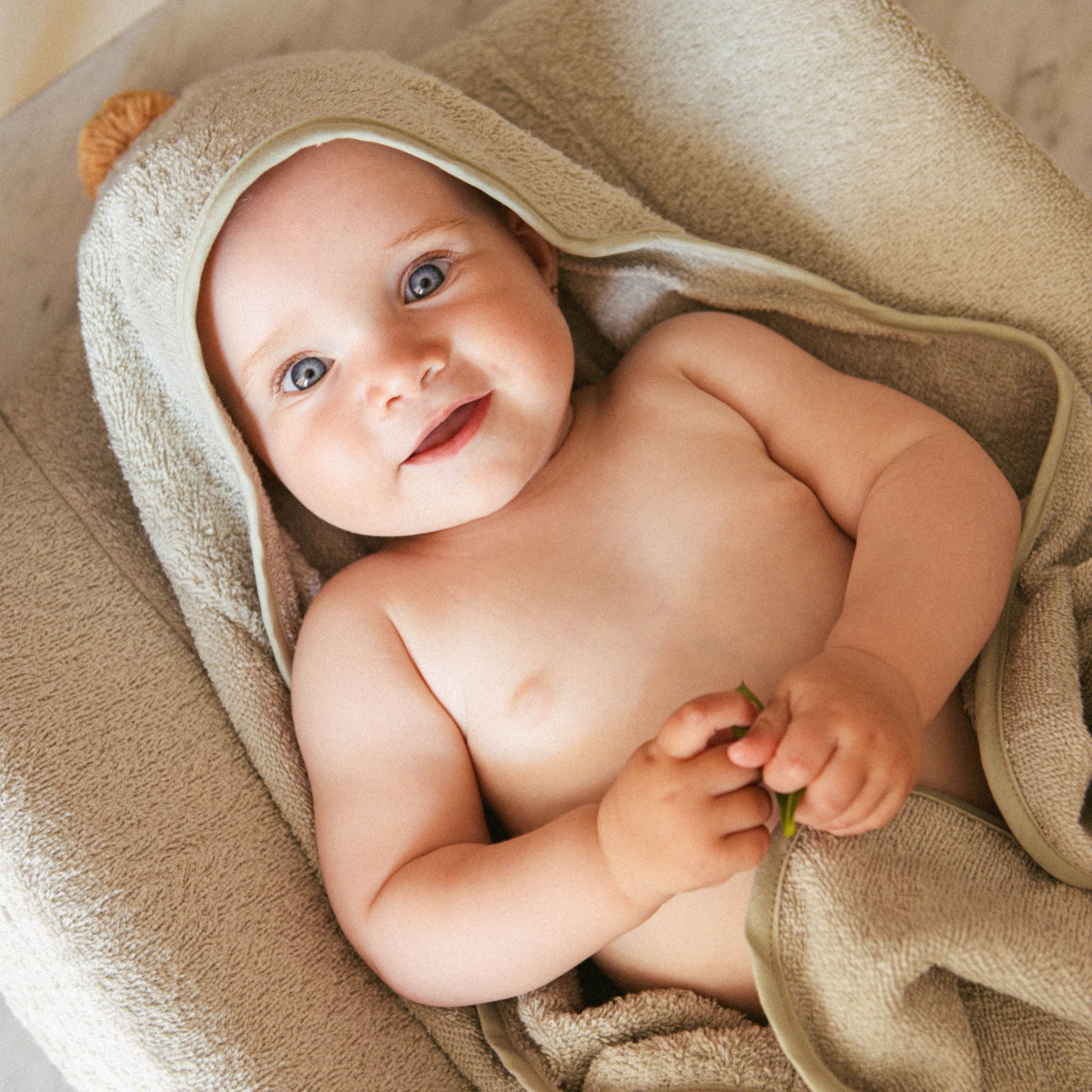 Cape de bain bébé en coton bio – So Cute Latte