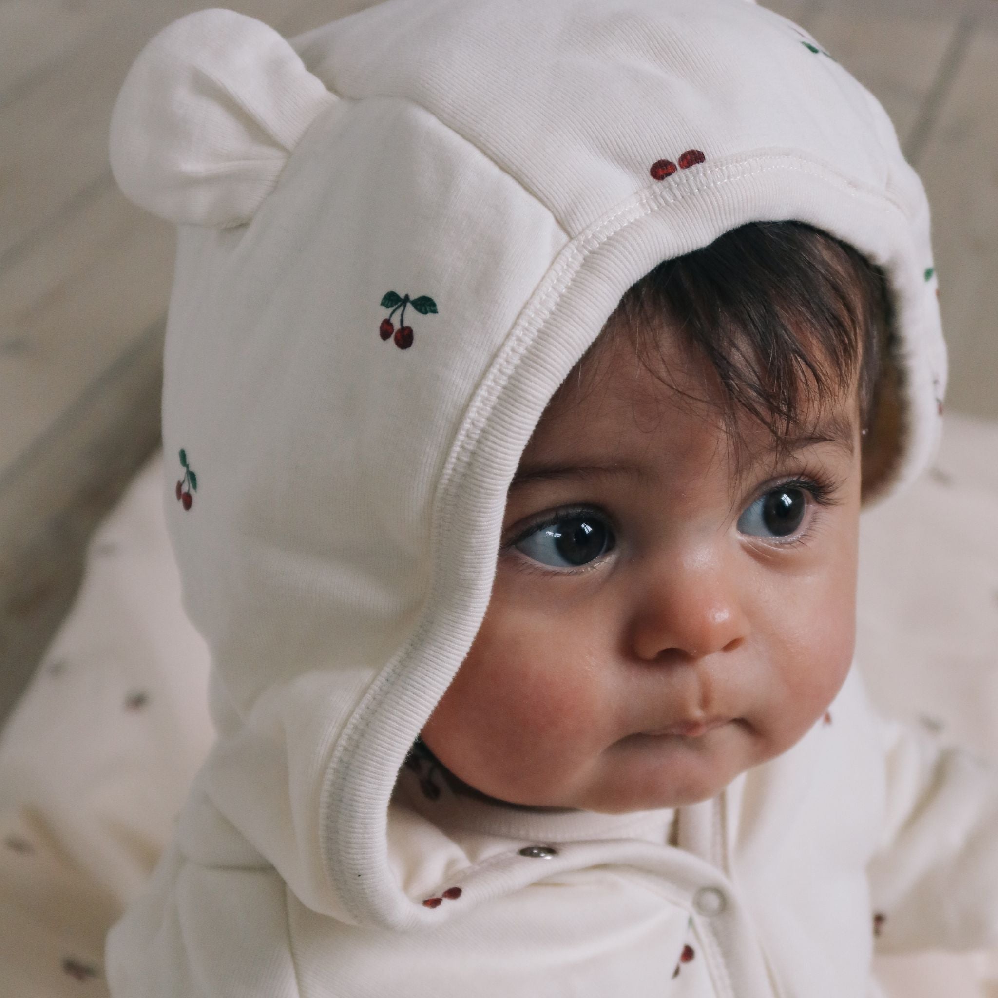 Grenouillère bébé en coton bio à capuche