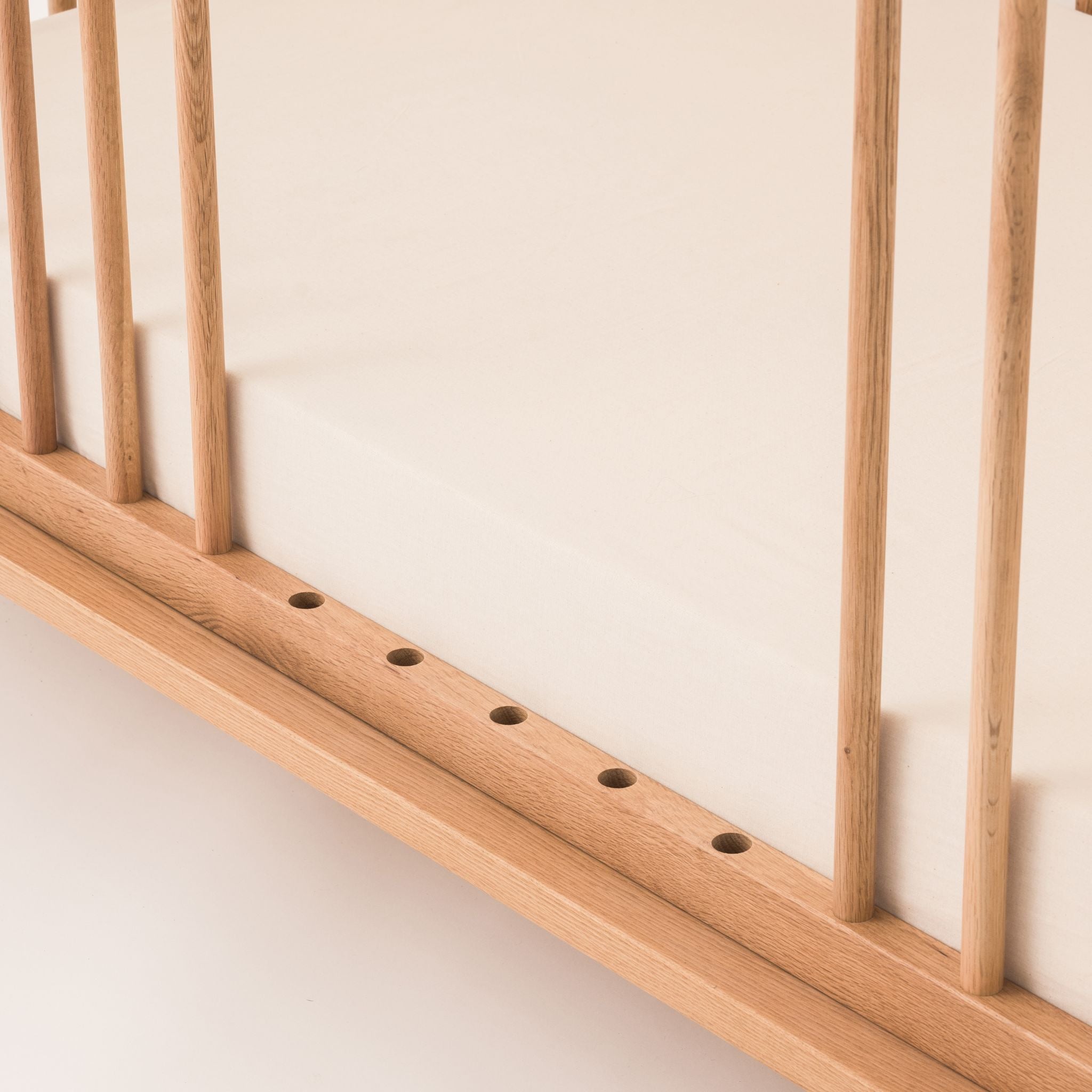 Lit à barreaux bébé 140x70 en chêne massif Latitude