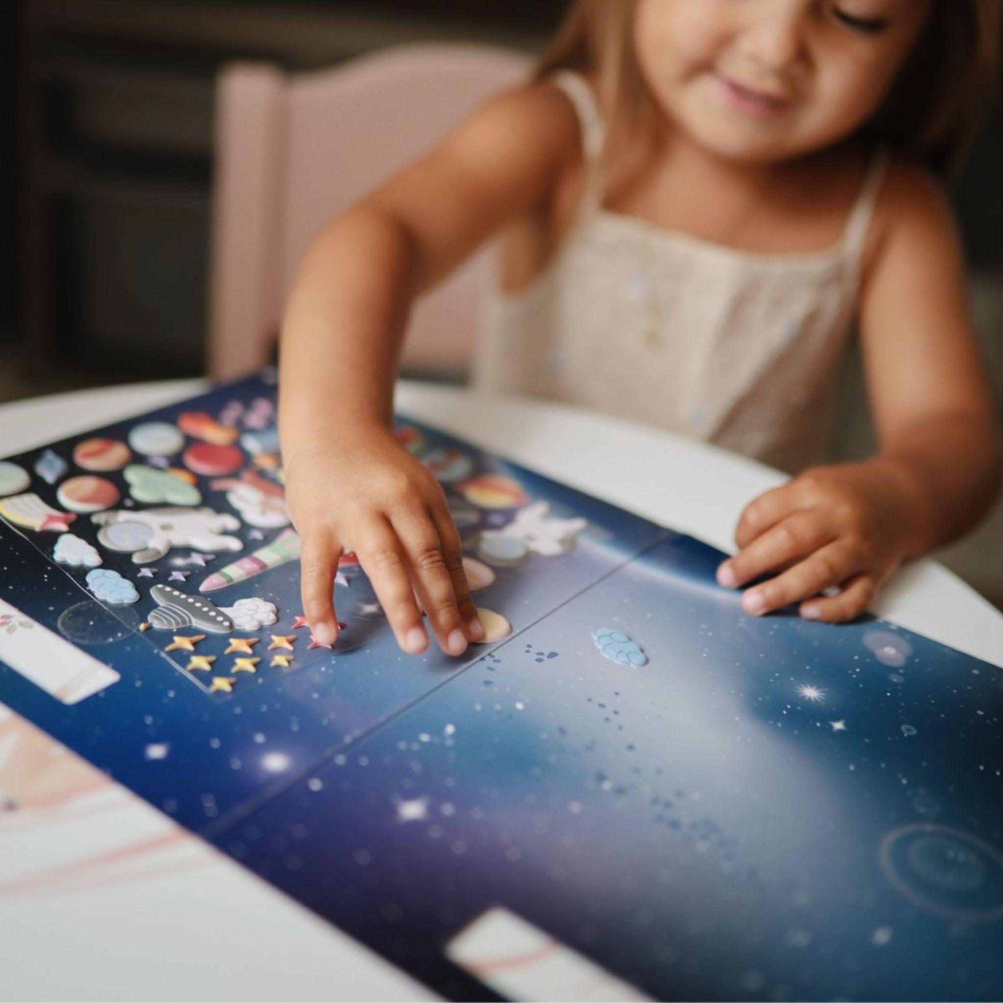 Livre d’autocollants réutilisables Mushie Espace