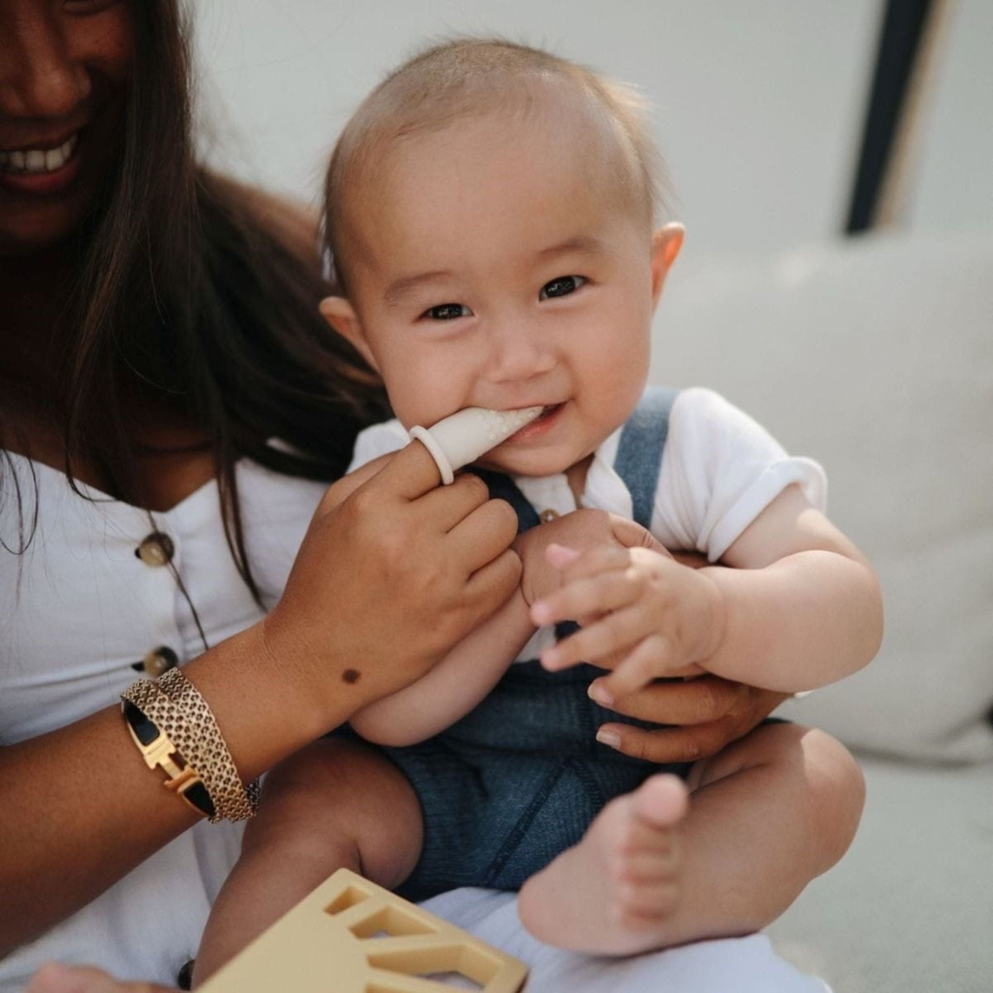 Brosse à dents à doigt Mushie en silicone alimentaire