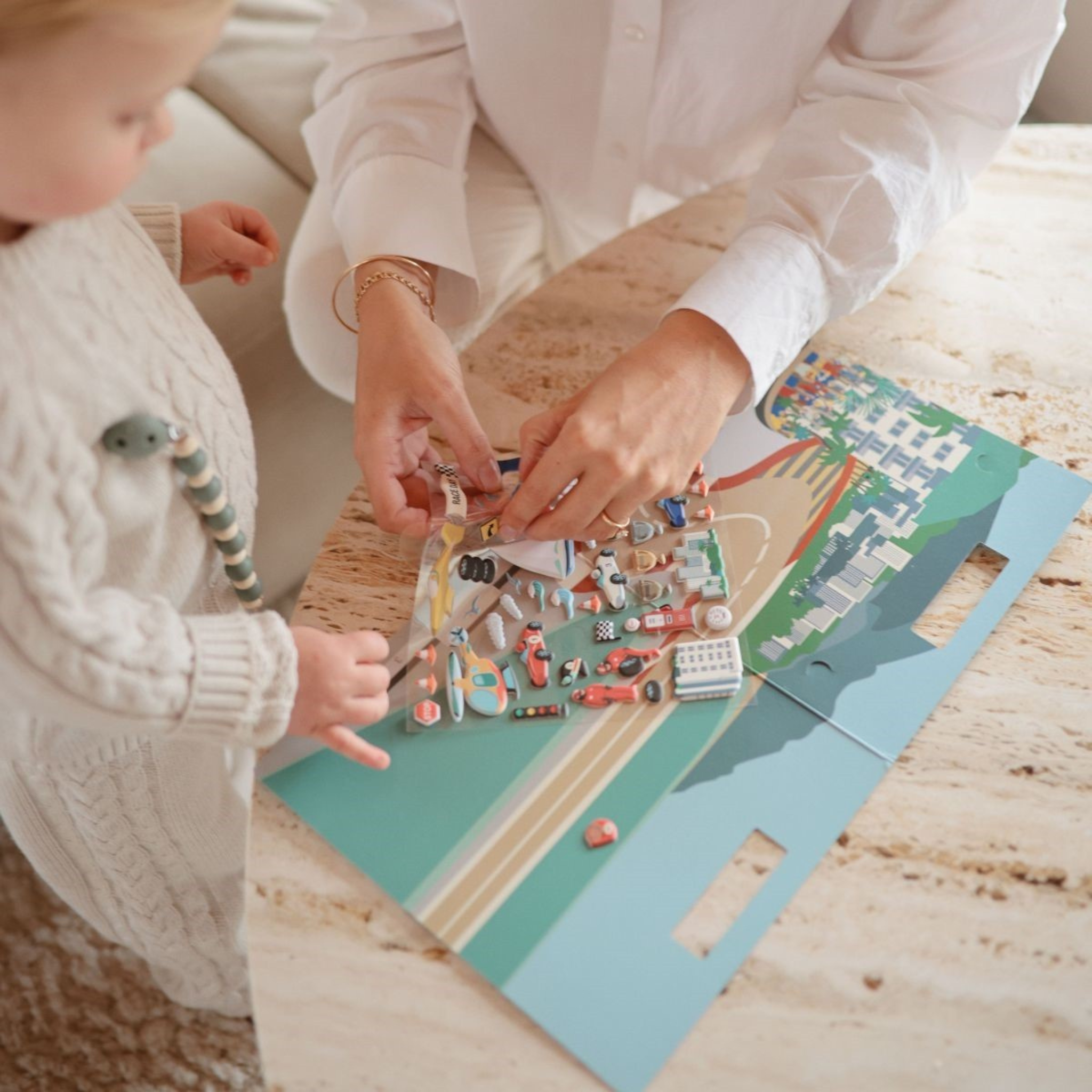Livre d’autocollants réutilisables Mushie Voitures de course