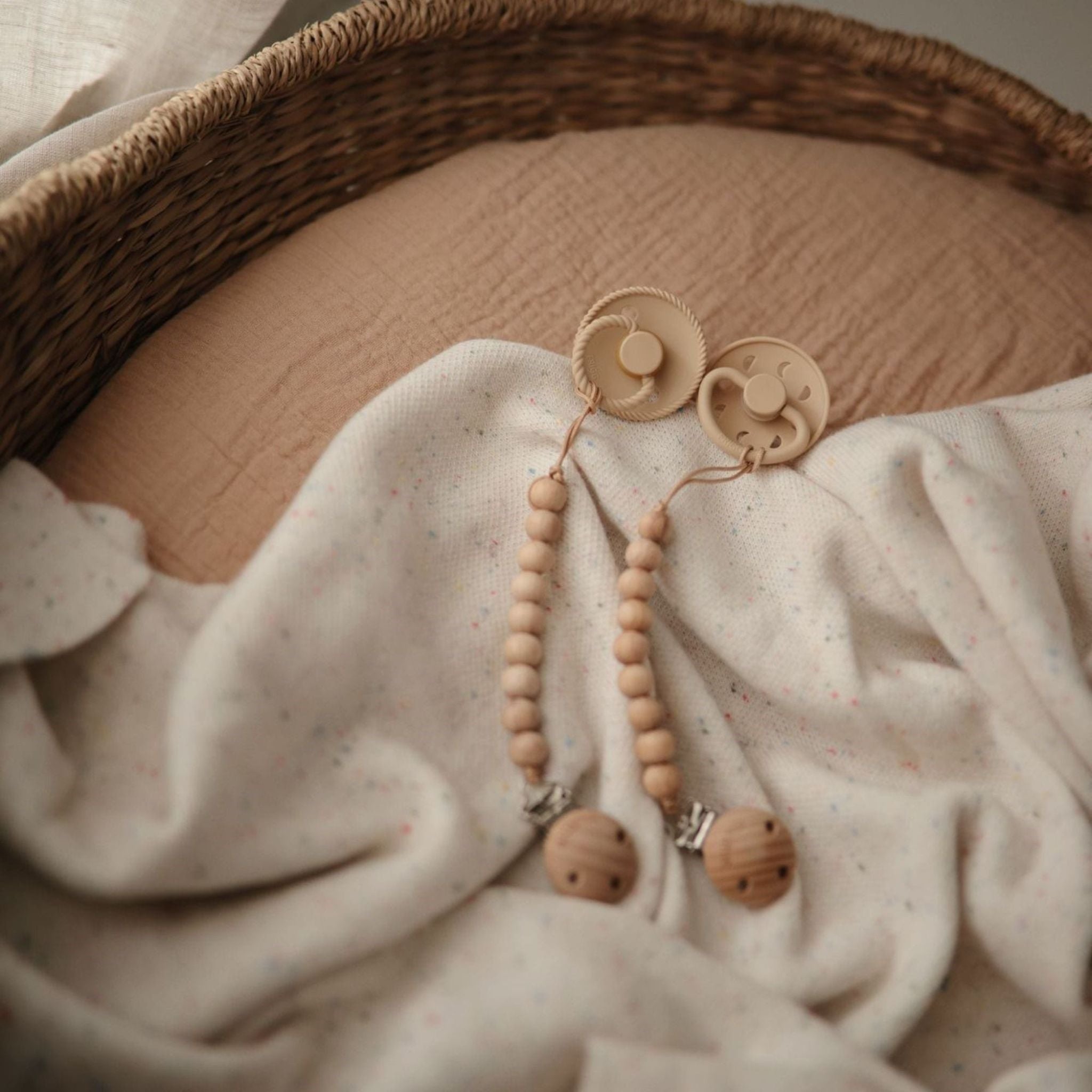 Attache sucette Mushie en silicone alimentaire